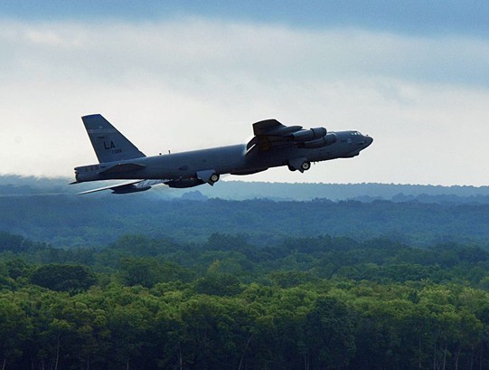 Mỹ vừa điều máy bay ném bom chiến lược B-52 (trong hình), máy bay ném bom tàng hình B-2, máy bay chiến đấu tàng hình thế hệ thứ năm F-22 tới bán đảo Triều Tiên tham gia diễn tập với Hàn Quốc.